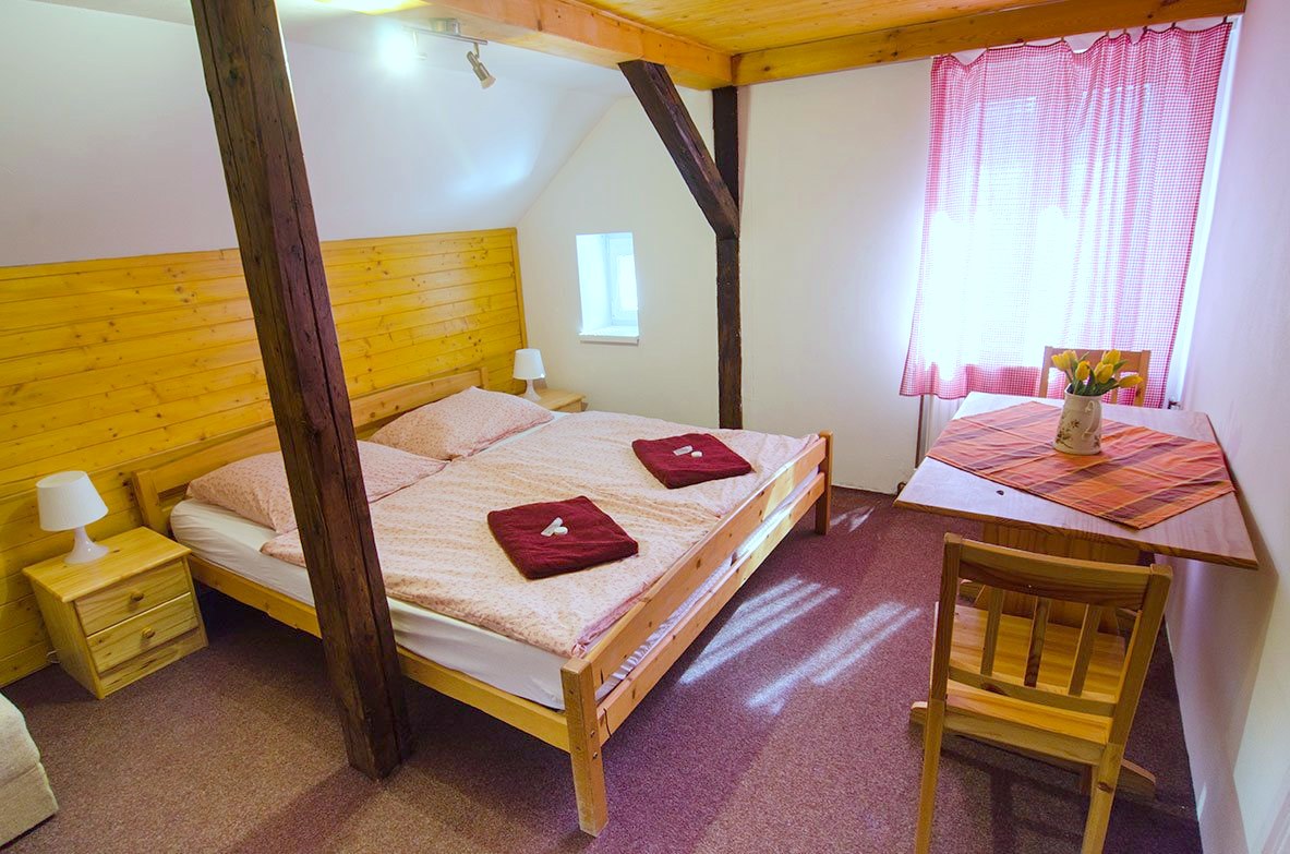 Apartmán č. 3 — druhá ložnice pod trámy