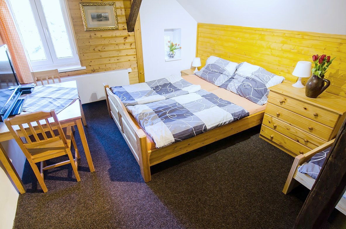 Pokoj č. 4 — manželská postel a samostatné lůžko